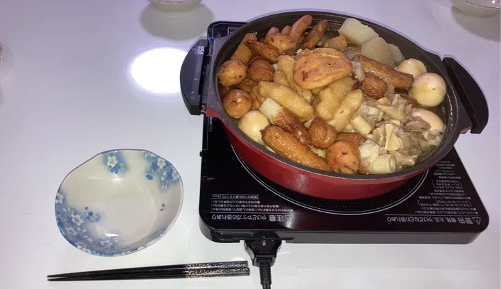 Snapdishの料理写真:晩御飯は、おでん。市販の「おでんの具」って練り物ミックスと、大根、茹で卵、冷凍ボイルすじ、ウインナーを煮込んだだけの簡単おでん。|Saharaさん