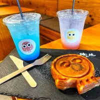 Original Monster Waffle & drinks.|The Wandering Foodudesさん