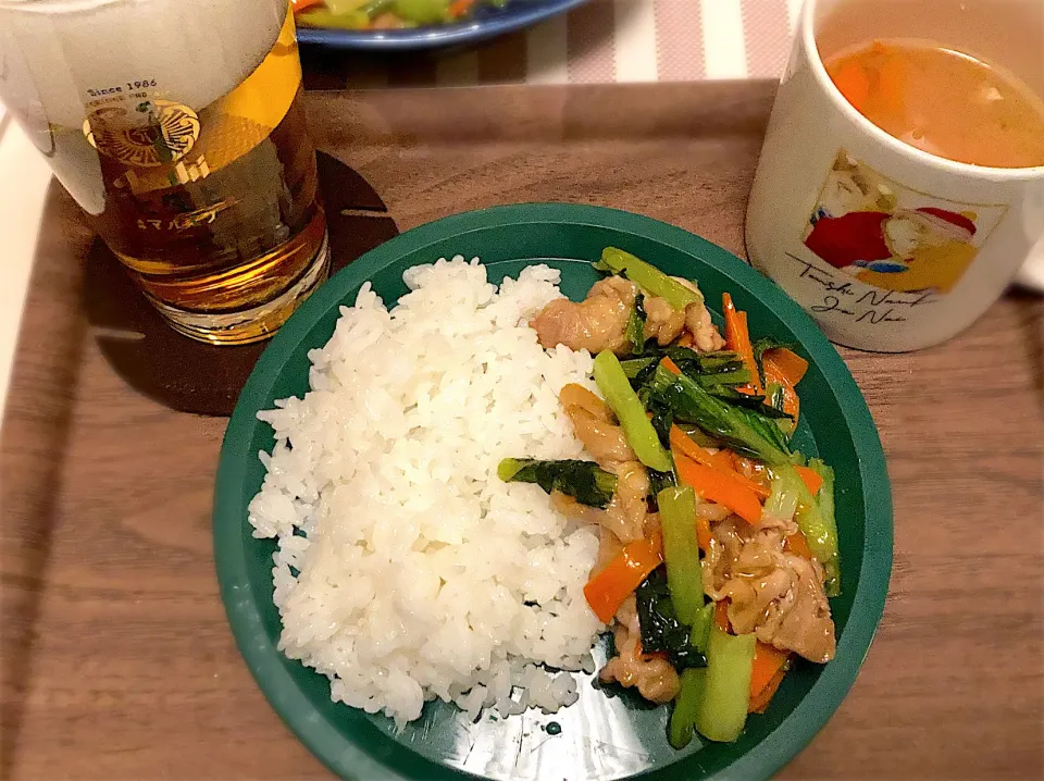 小松菜と人参と豚バラの中華炒め🥬🥕大根と人参とお豆腐のお味噌汁🍲お鍋で炊いたご飯🍚と🍺|gunlove❤さん