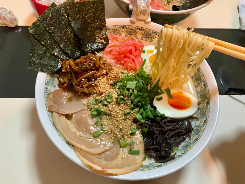 月蝕撮ってたら晩御飯が遅くなりました。
博多ラーメン田中商店を真似してみた、お家で作る豚骨ラーメン。替え玉なしなので最初から全部乗せ！
自家製辛子高菜、裏白キクラゲ、ワケギ、チャーシュー、煎りたてのごま、紅生姜ゆで卵をトッピング|Takeshi  Nagakiさん