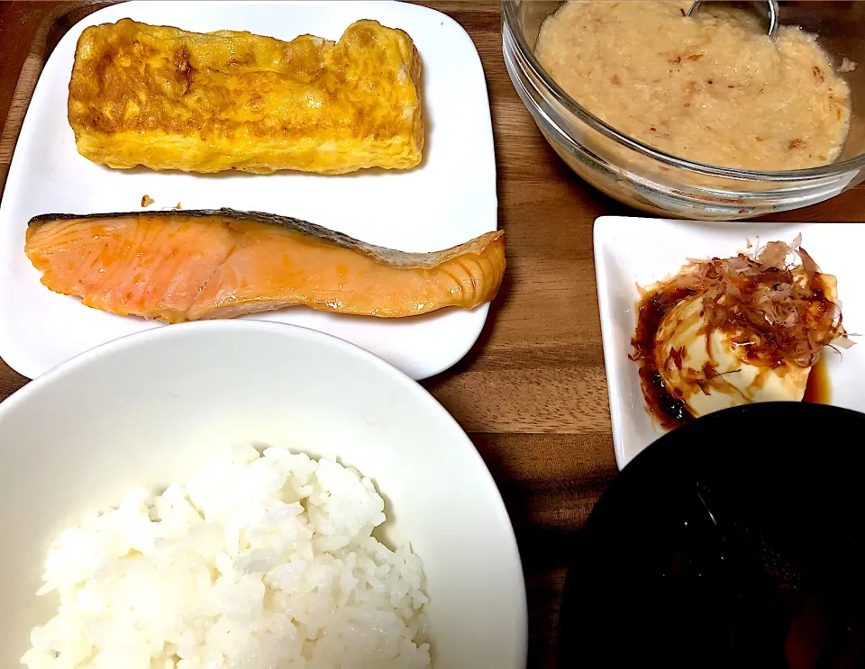 Snapdishの料理写真:鮭とろろ丼、卵焼き、冷奴|もちこさん