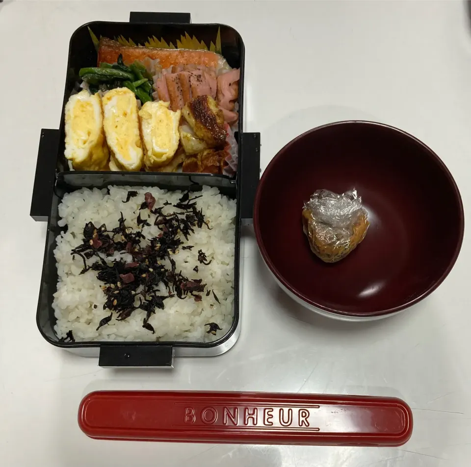 Snapdishの料理写真:パパ弁☆卵焼き☆ソーセージ炒め☆鮭☆ちくわのカレーマヨ炒め☆ほうれん草のお浸し☆みそ玉|Saharaさん