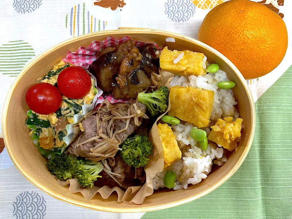 すき焼き、ニラ玉、ナス炒めとサツマイモご飯🍱|なお🅿️さん