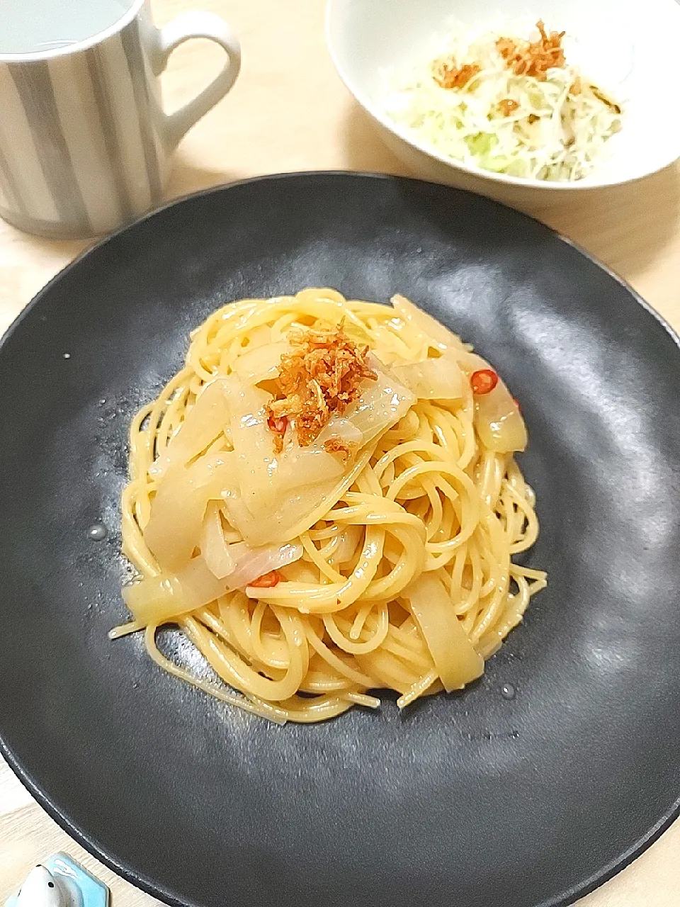 アンチョビと玉ねぎのパスタ ＆ サラダ|すばるさん