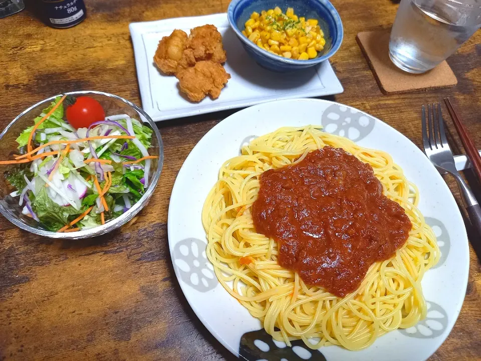 Snapdishの料理写真:・ミートソースパスタ
・鶏の唐揚げ
・コーンバター
・サラダ|ちりさん