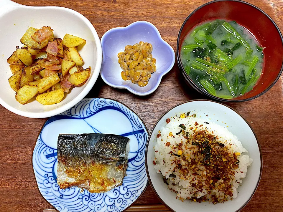 サバ塩とカレージャーマンとほうれん草の味噌汁😋|かおちゃんさん