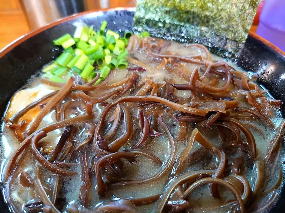 【価格改定】
博多長浜らーめん ぼたん
ラーメン (麺の固さ普通、850円)
＋きくらげ (100円)
＠大塚2分
(赤羽からママチャリ35分)
22239|大脇さん