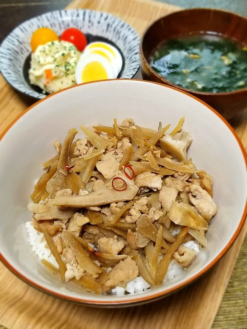 息子ランチ☀️🍴舞茸とごぼうのしぐれ煮丼|ぱんだのままんさん