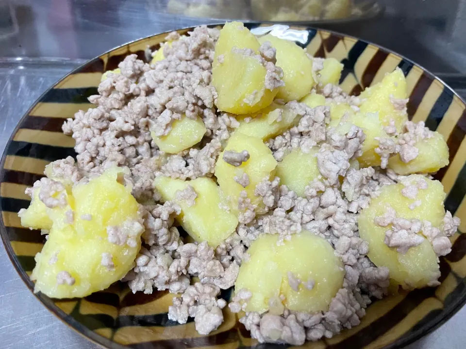 今日は豚ひき肉とじゃがいものコンソメ炒め🥔|FXTKJさん