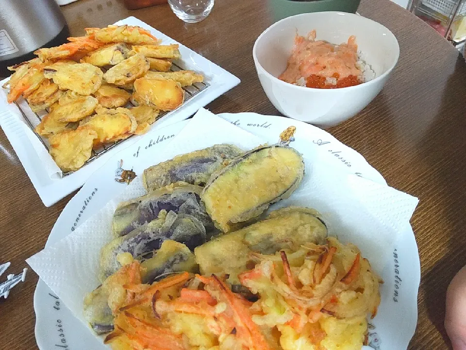 天ぷら(ナス、さつま芋、かき揚げ)
海鮮丼(サーモンイカ、いくら)|尚さん