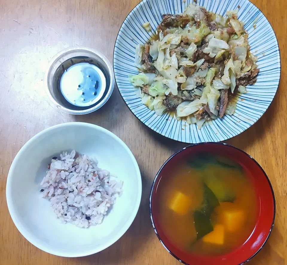 2022 1104　さんま缶キャベツ　もずく　豆腐とわかめのお味噌汁|いもこ。さん