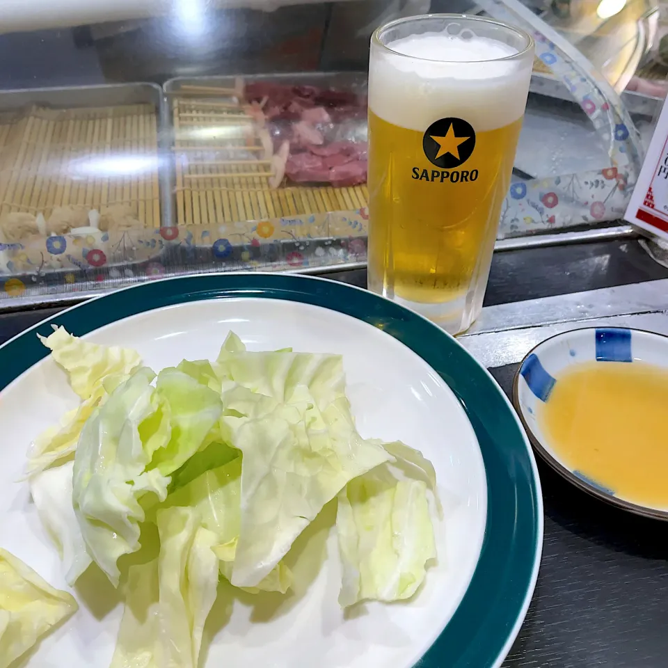 Snapdishの料理写真:生ビール（黒ラベル） w/ キャベツと秘伝のたれ|T. Wonderさん