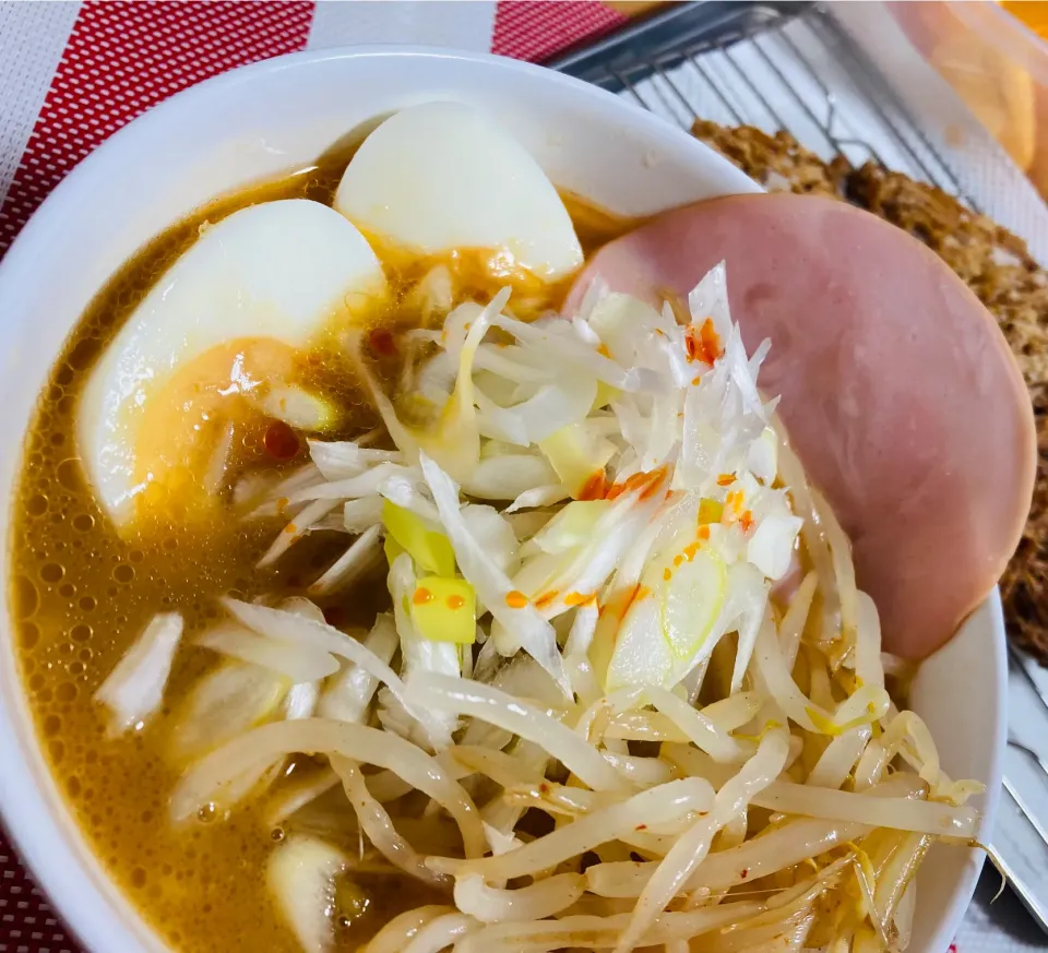 Snapdishの料理写真:【冷蔵庫のもの片付け】味噌ラーメン　えのき唐揚げ|飛鳥さん