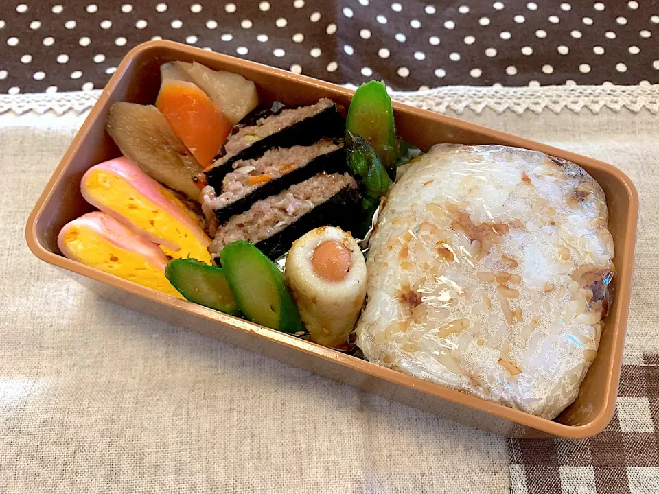 Snapdishの料理写真:磯辺豚バーグ🐖ハム卵焼き🥚筑前煮✨アスパラソテー  ✨ウインナー竹輪🍙|あやこさん