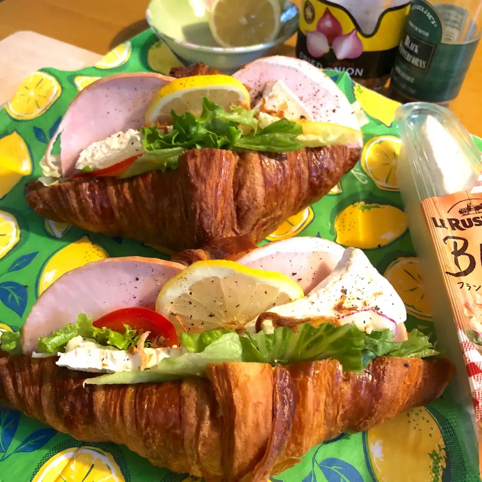 ブリーを挟んでハムチーズレタスのクロワッサンサンド🥐|さらっと🍀さん