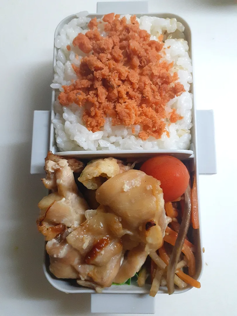 Snapdishの料理写真:☆中学生弁当☆玄米入り鮭ごはん、金平牛蒡、竹輪磯揚げ、塩麹鶏焼き、ミニトマト|ｼｮｺﾗさん