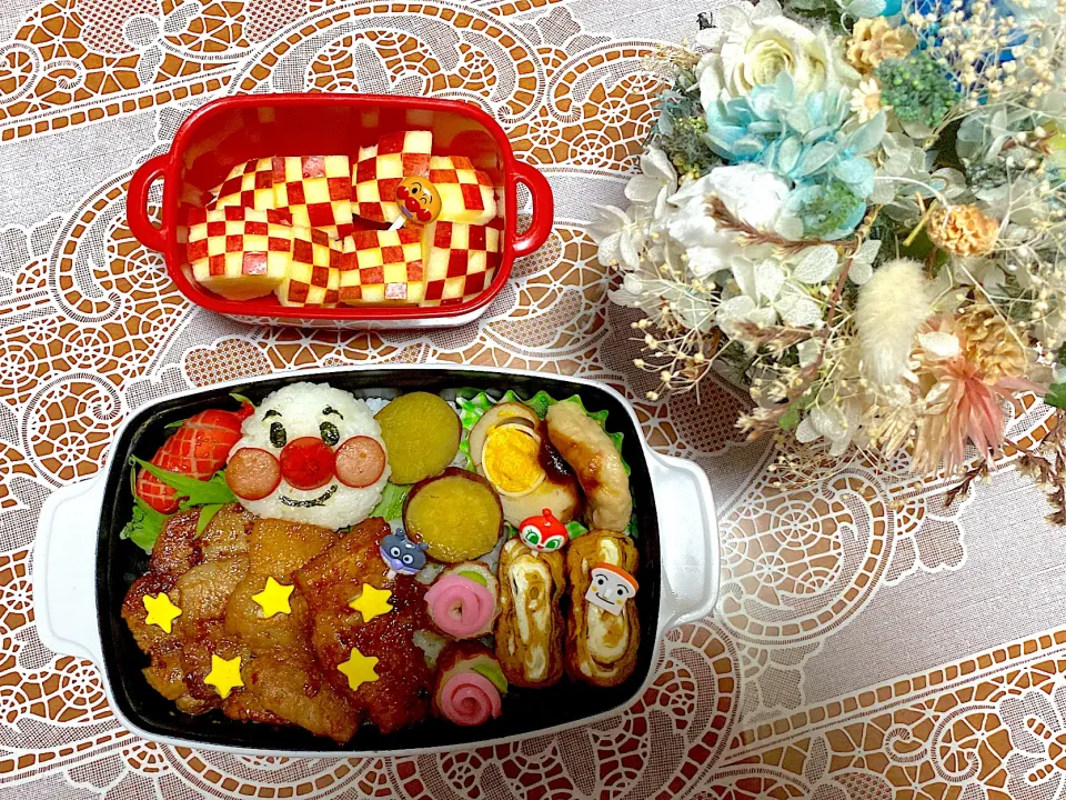 Snapdishの料理写真:2022.11.10はアンパンマンのミニおにぎり入り味噌カルビ弁当⭐️|makoさん