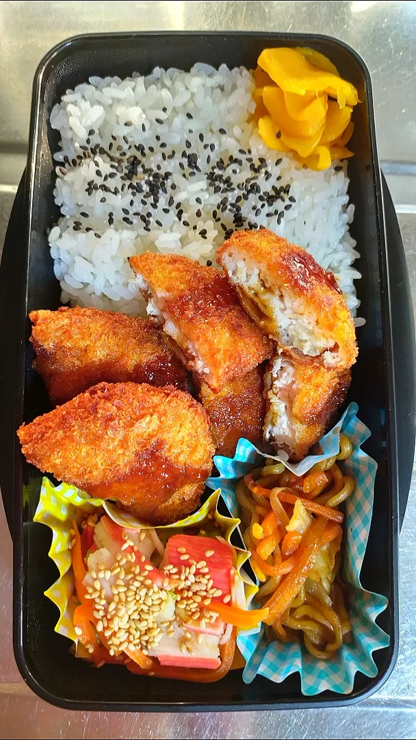 Snapdishの料理写真:旦那弁当　2022/11/10

チキンカツ
コロッケ
焼きそば
カニカマとキャベツとニンジンのポン酢あえ|ユキヨメ♪さん