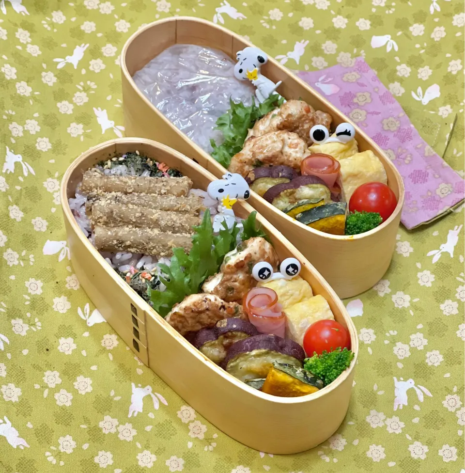 鶏ひきバーグ☘️の双子ちやんお弁当💙❤️ 11/10木|sweet homeさん