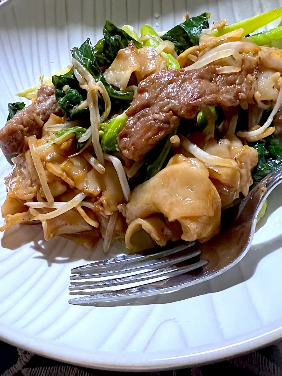 Chow fun noodles with beef and broccoli|chimpmunkeeさん