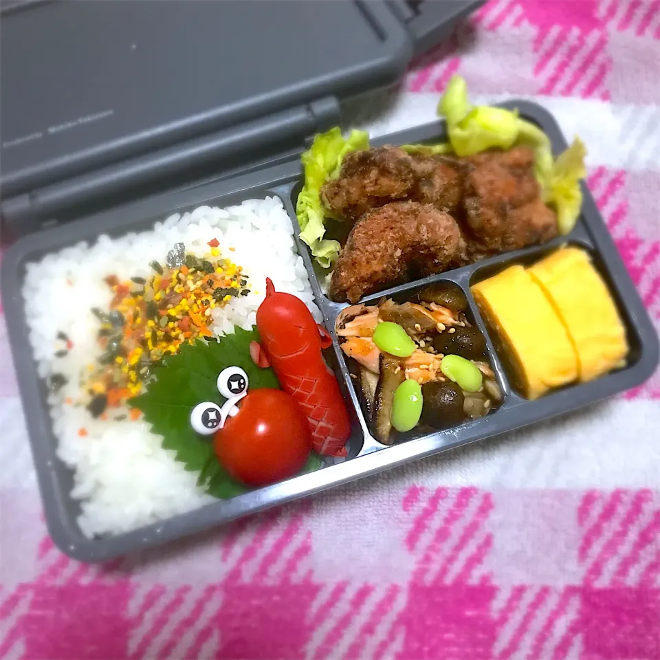 SJK弁当🍱〜鶏唐揚げ・玉子焼き・鮭しめじバター醤油炒め・ソーセー人|華恋さん