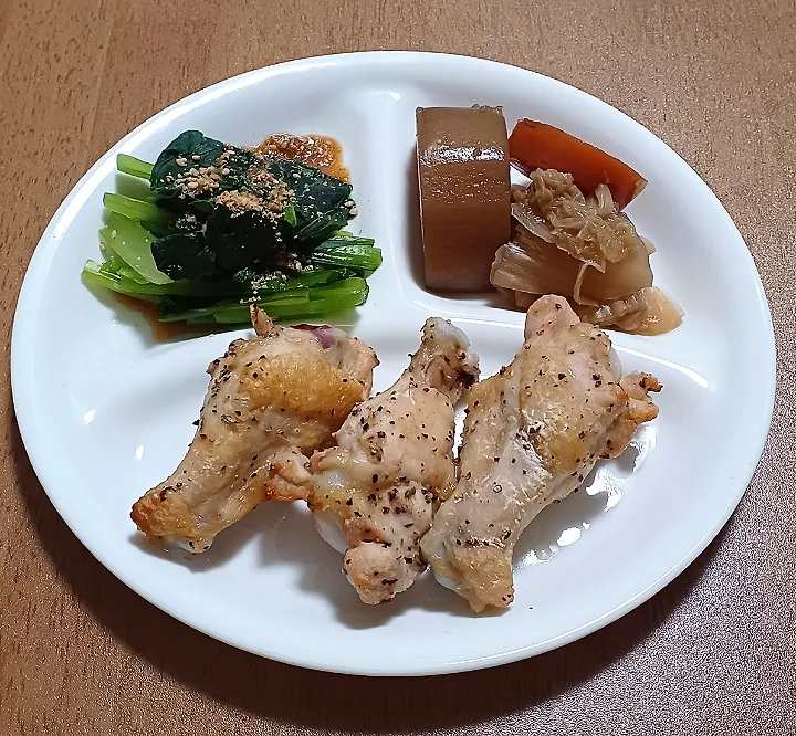 レモンペッパーチキン
小松菜のお浸し
大根、白菜、にんじん煮
ご飯🍚|ナナさん