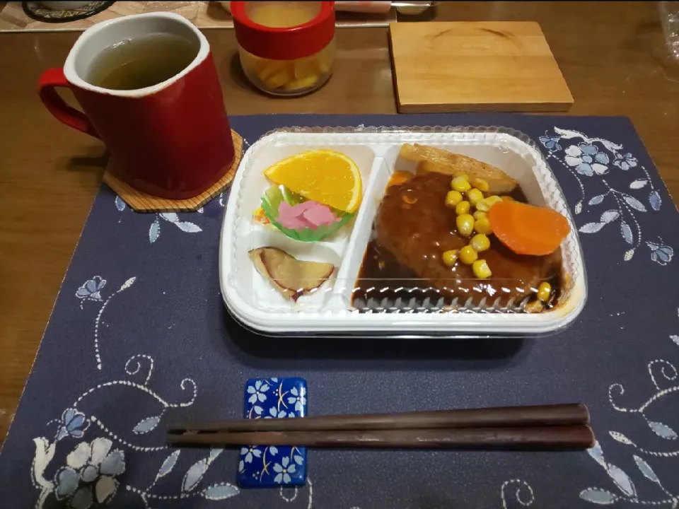 Snapdishの料理写真:ハンバーグ弁当(昼飯、どんどん弁当)|enarinさん