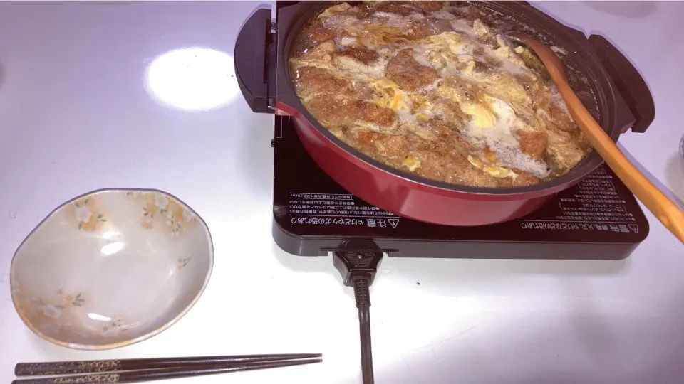 晩御飯(^^)☆セルフカツ丼。作り置きのトンカツを、玉葱と麺つゆで煮込んで。卵とじに。|Saharaさん