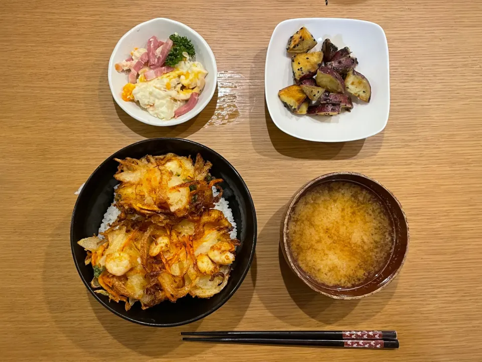 Snapdishの料理写真:今日の晩飯 芝エビのかき揚げ丼 ポテサラ 芝エビ汁 大学芋|おーたたくとさん