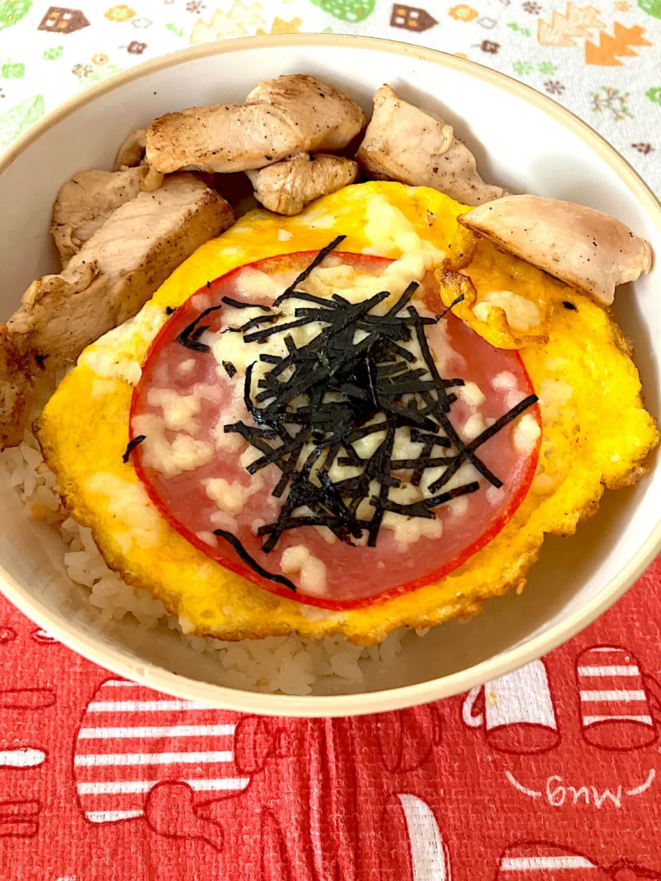 Snapdishの料理写真:鶏肉とハム卵焼きのチーズ丼|KAORUNSHEEPさん