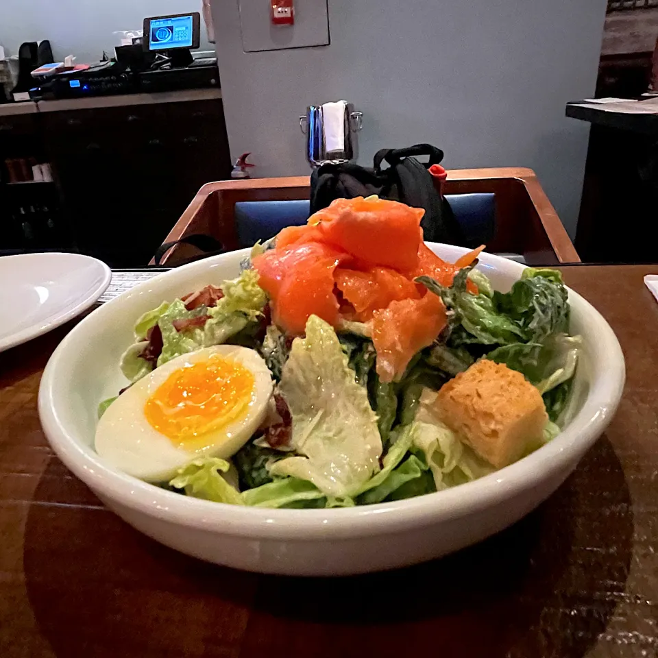 Caesar salad with smoked salmon|skyblueさん