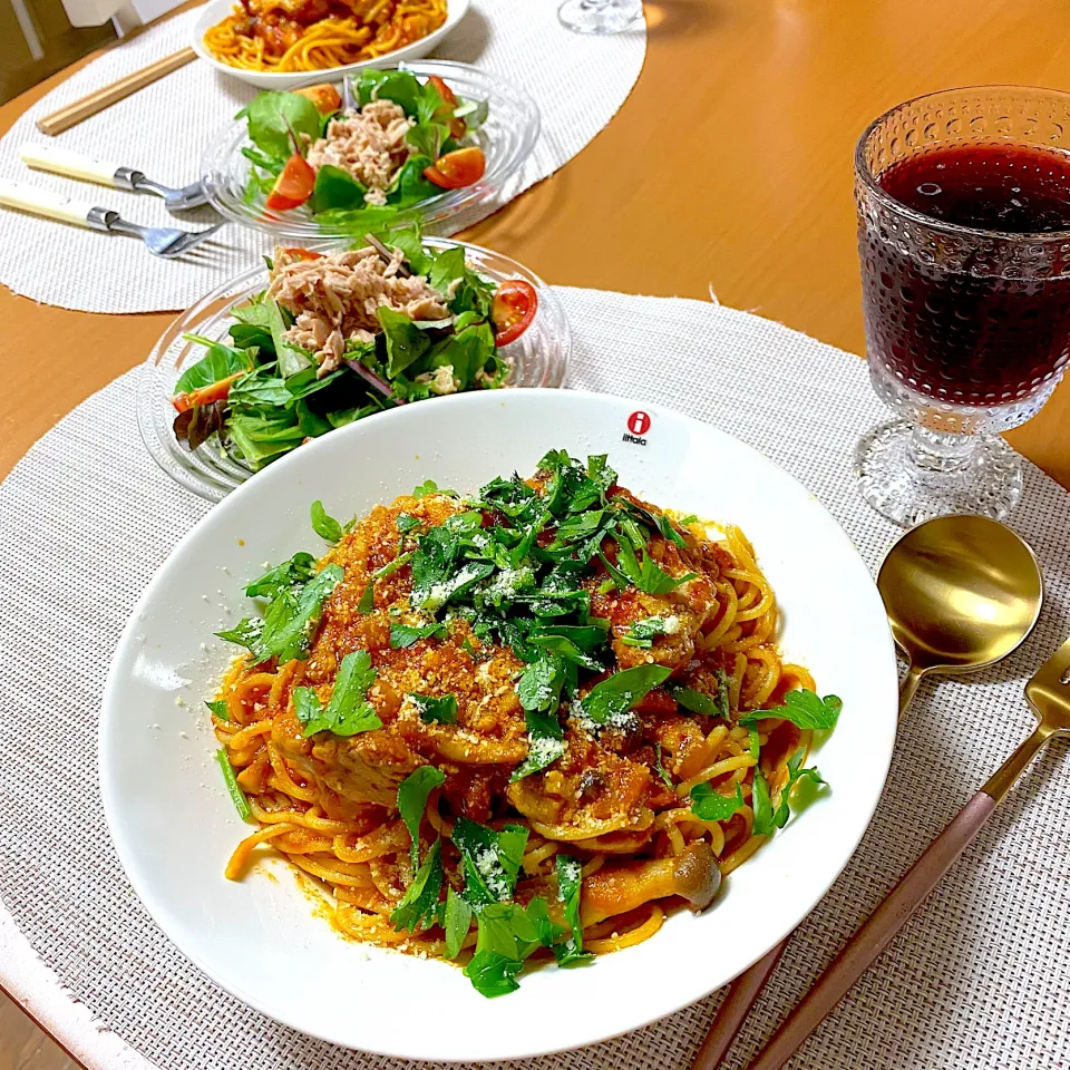 チキンとキノコのトマトパスタ🍝|かなママさん