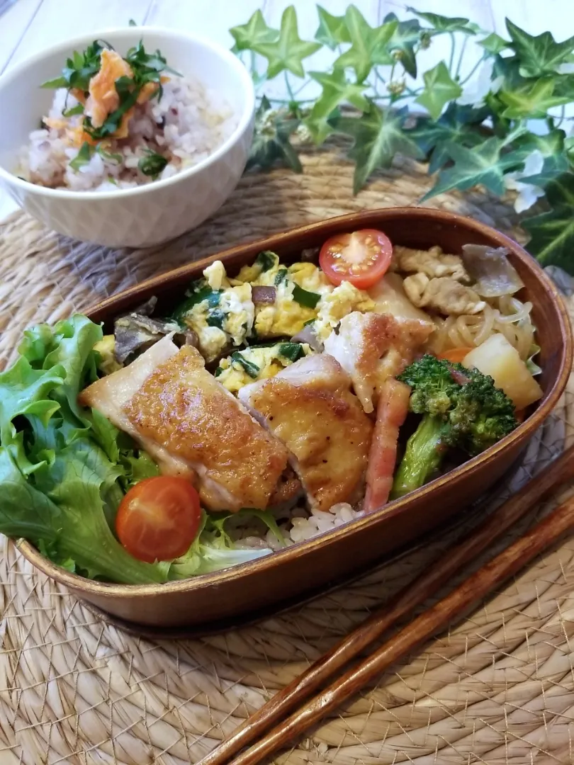 今日のお弁当。
フライドチキン風。ニラとキクラゲの卵炒め。
肉じゃが。
ブロッコリーとベーコンのガーリック塩炒め。|yoshiyoshiさん