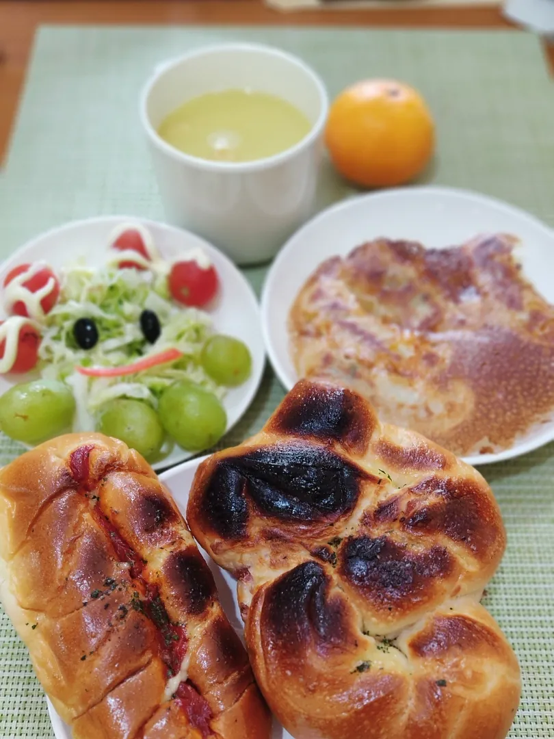 総菜パンと餃子の組み合わせ

キレイな羽つき餃子が出来上がりました。
そして主食は総菜パン。微妙な組み合わせです。
餃子を頬張ると、ご飯やラーメンを探している自分に気が付きます。
パンには合いませんな。|Rピージャーさん