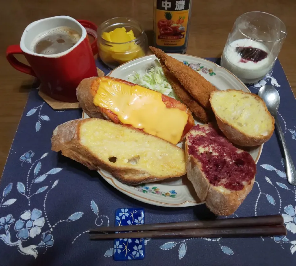 Snapdishの料理写真:トースト4種と子持ちシシャモのフライとヨーグルト(昼飯)|enarinさん