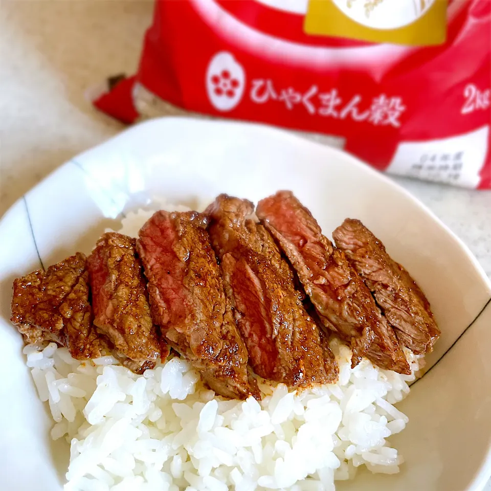 Snapdishの料理写真:ステーキ丼🥩です〜♡♡|sucreroomさん