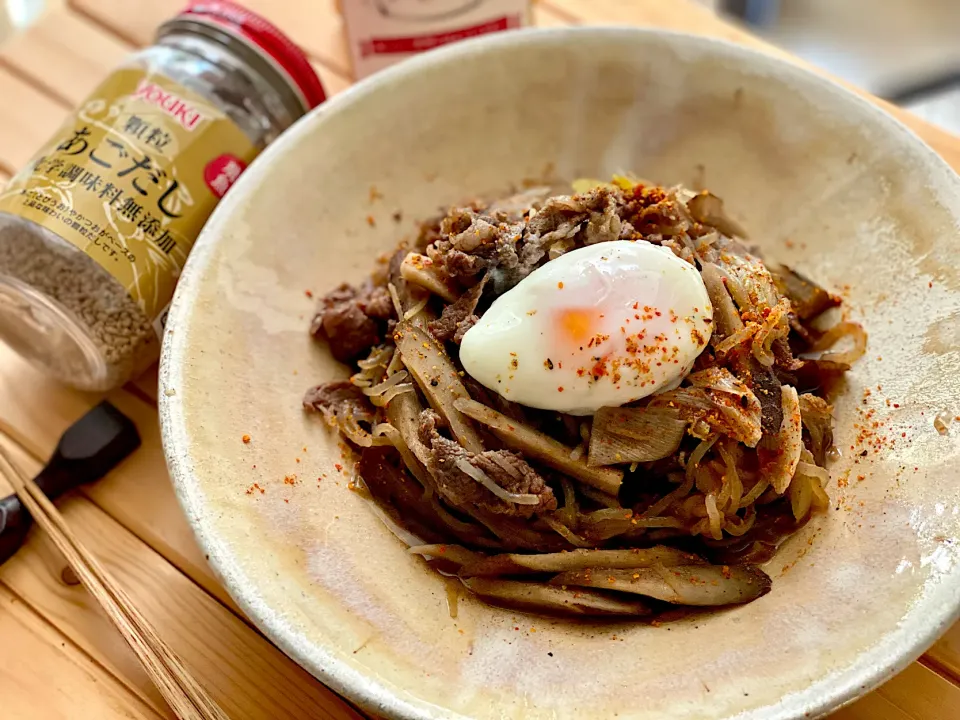 🥩牛肉とごぼうのすき煮🥚温泉卵のせ|ゆきぽん@ゆきの家飲み料理さん