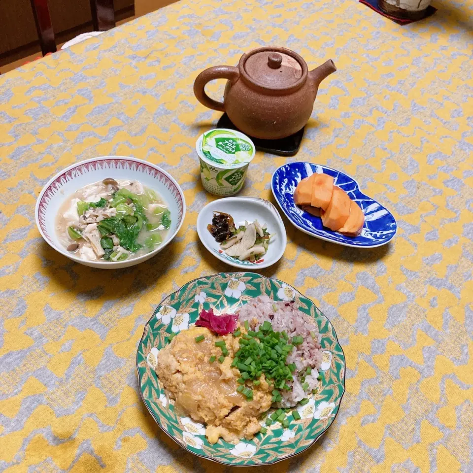 grandmaの晩ごはん☆カツ丼　レタス入りお味噌汁　いただきものの新秋柿|kaoriさん