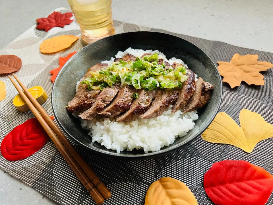 Snapdishの料理写真:「ステーキ丼🥩」|バシュランさん