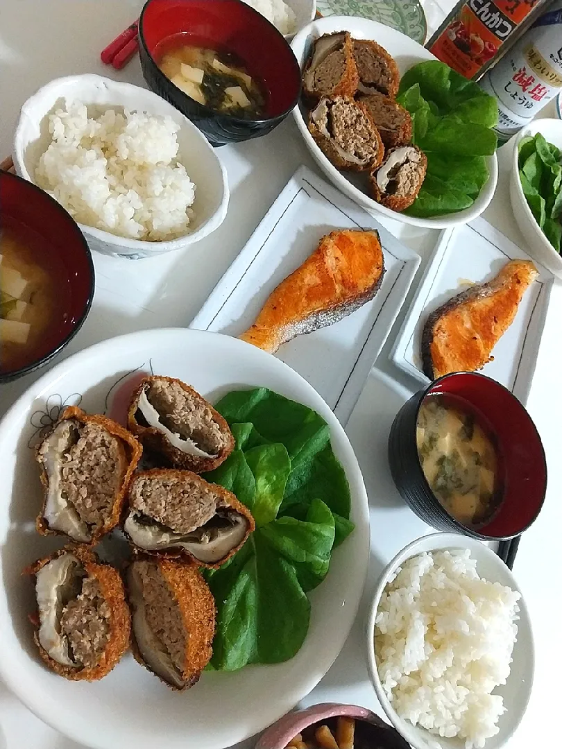 夕食(*^^*)
しいたけ肉詰めフライ&サラダ
塩キングサーモン焼
イカ刺し
ごぼう漬け
お味噌汁(しらす、豆腐、海苔フレーク)|プリン☆さん