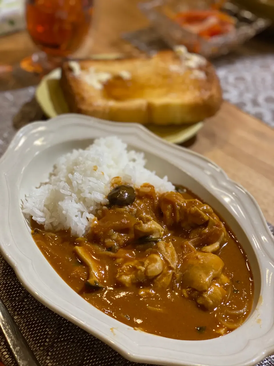 バターチキンカレー　生ハムサラダ　パン|エトフさん