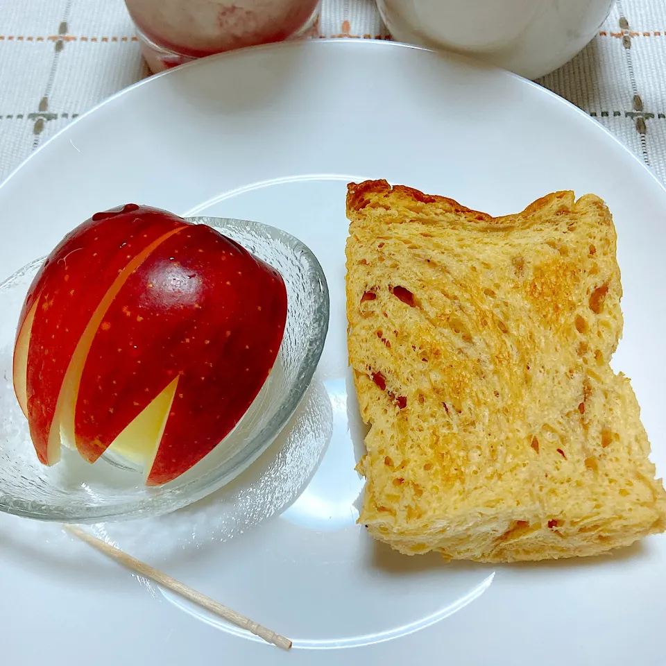 Snapdishの料理写真:ソフトパンとりんご🍎|akkoさん