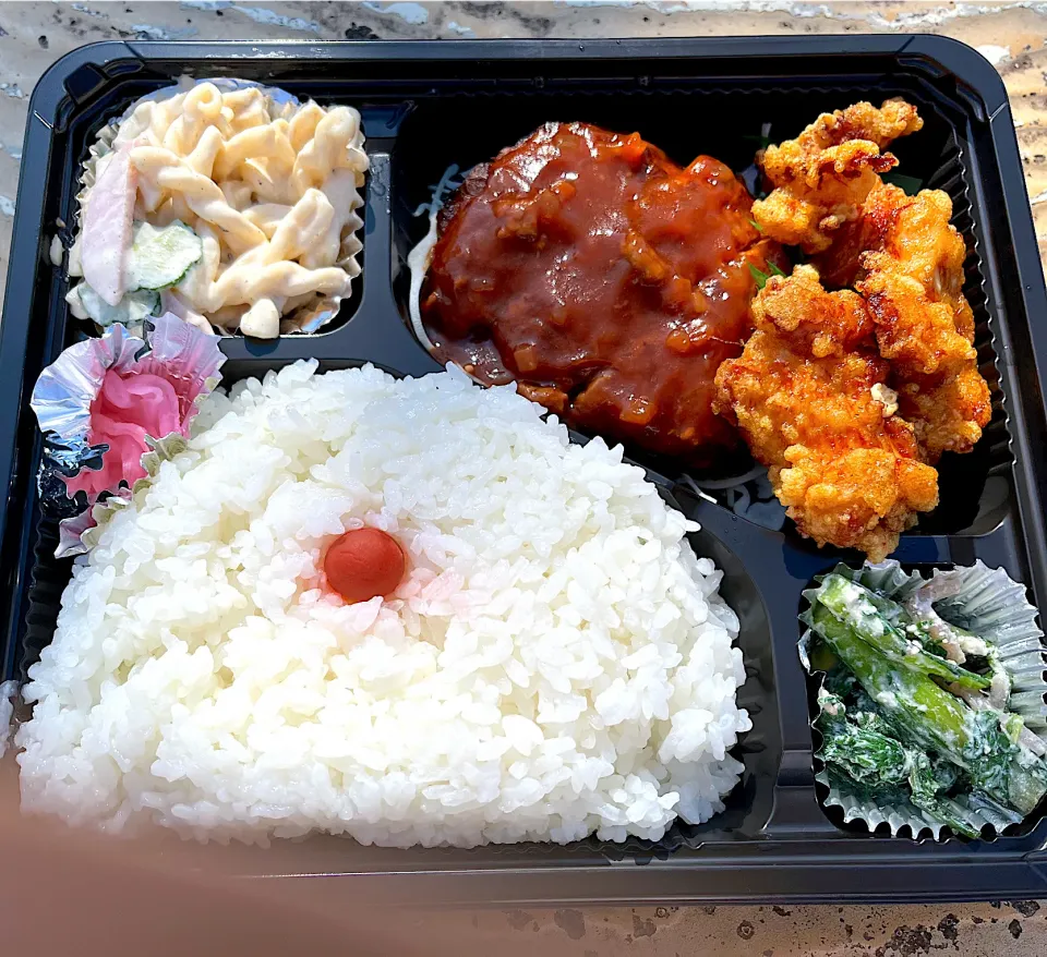 Snapdishの料理写真:小倉南区『お弁当ショップよこしろ』のハンバーグ唐揚げ弁当（ごはん大盛り）|Kouji  Kobayashiさん