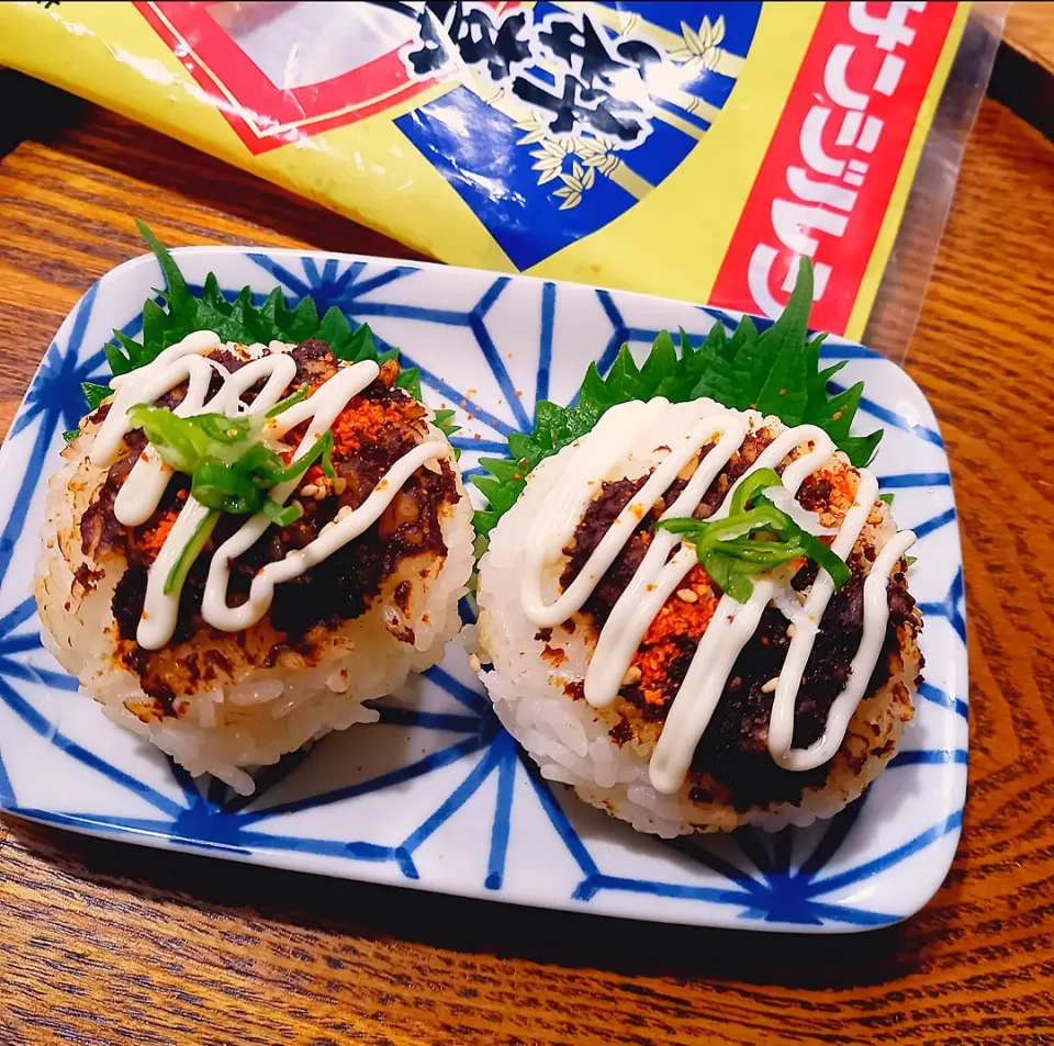 Snapdishの料理写真:ピリ辛マヨの赤だしおにぎり🍙|ナオミさん