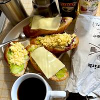 今朝の遅い朝食: バニラの香り漂うコーヒーとスモーブロー(オープンサンド)