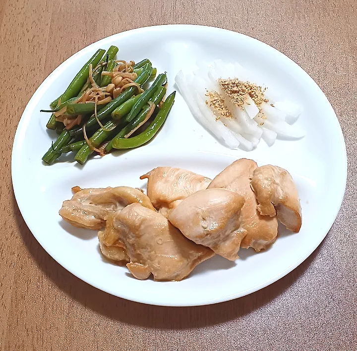 鶏胸肉のグリル
いんげんとえのき茸のバターきんぴら
大根のごま和え
ご飯🍚|ナナさん