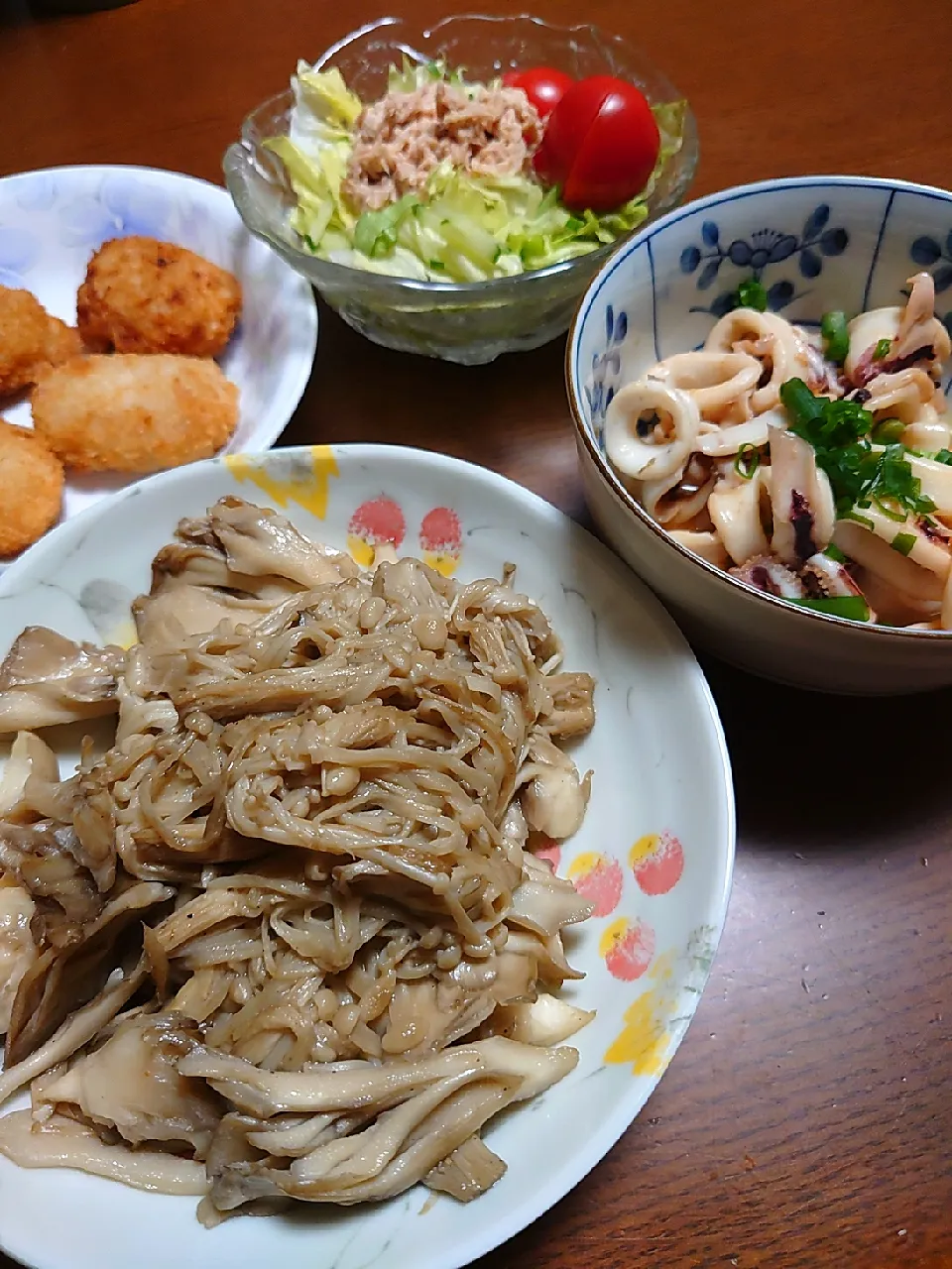 ヒレカツ
ヤリイカのバター炒め
舞茸とエノキの炒めもの
サラダ|ぱやさん