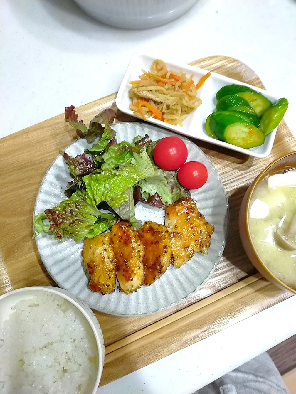 Snapdishの料理写真:ハニーマスタードチキン
切り干し大根煮物
きのこと豆腐の味噌汁|羊さんさん