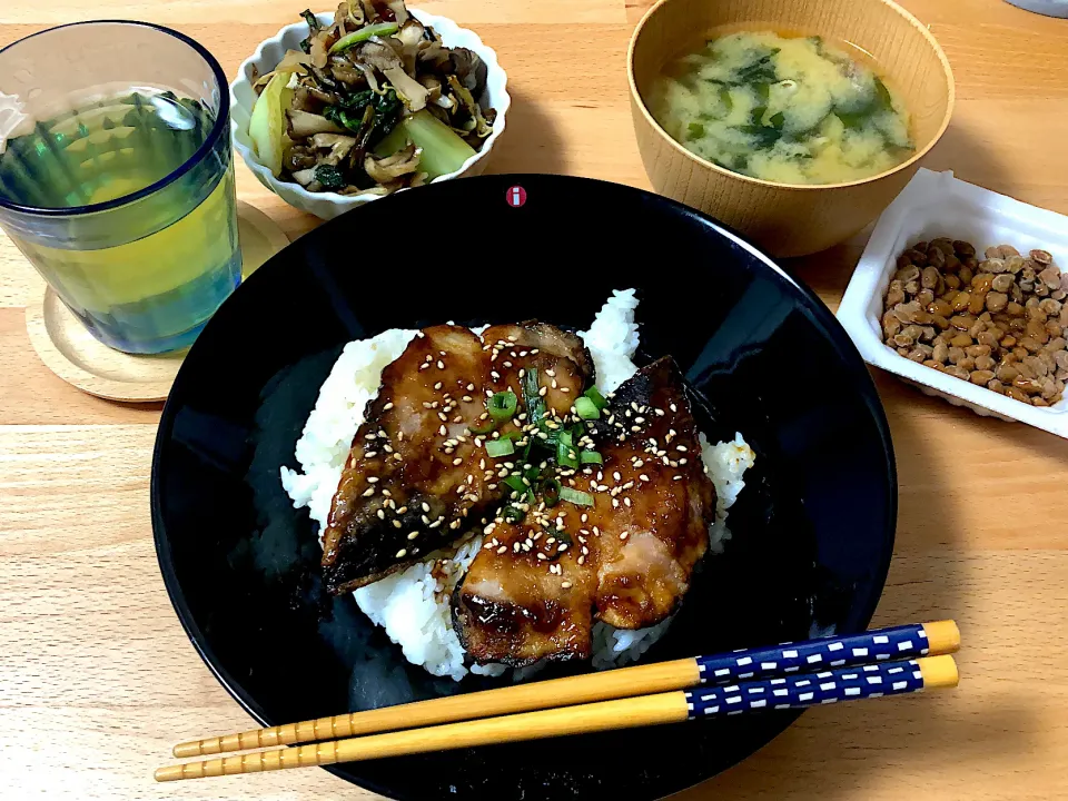 Snapdishの料理写真:ぶりの照り焼き丼|saknさん