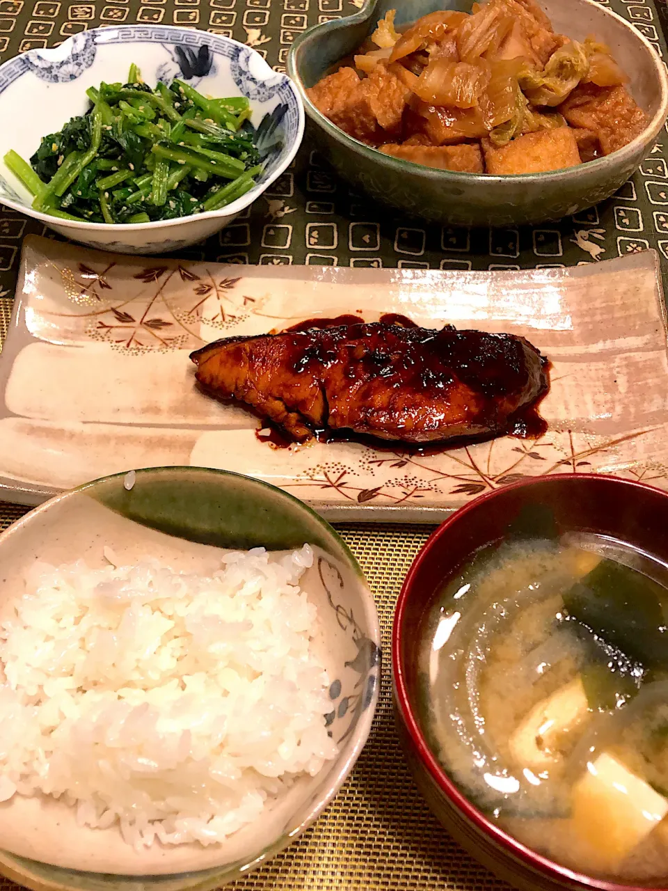 鰤の照り焼き、ほうれん草の胡麻和え、わかめとお豆腐のお味噌汁、厚揚げと白菜のくたくた煮|amiさん